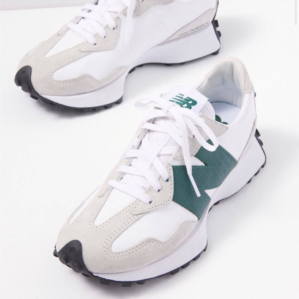 New Balance 327 Women’s Sneaker